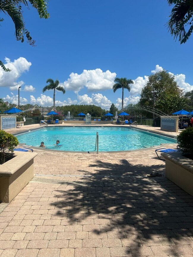 Building Photo - 4-bedroom, 3-bathroom townhouse in Kissimmee !