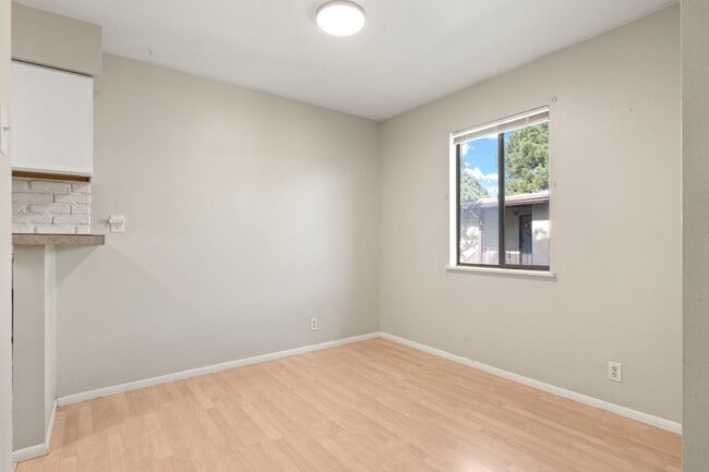 Building Photo - 1601 Pennsylvania St NE