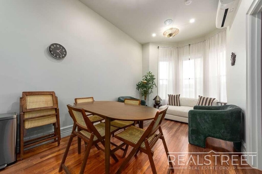 Building Photo - Refined Top-Floor 3-Bed Home in a Restored...