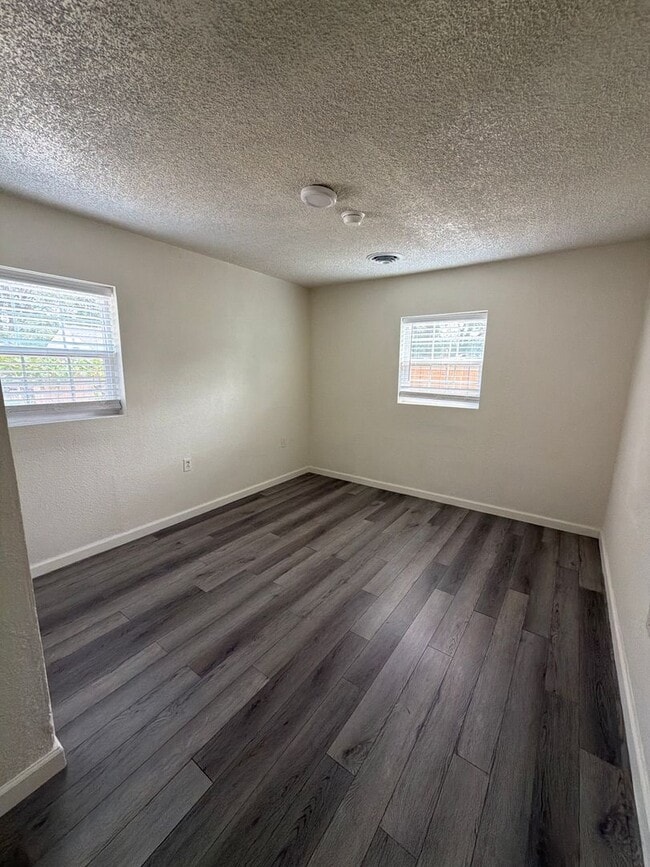 Building Photo - Freshly remodeled 3br 1ba, garage, LVP Flooring throughout.