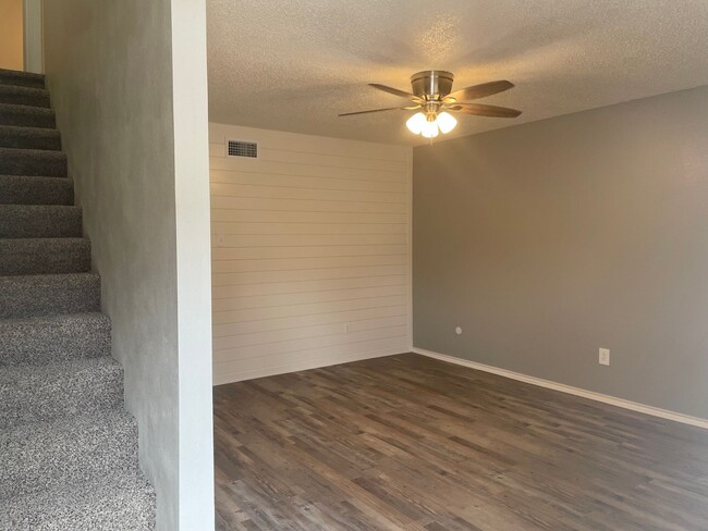 Building Photo - Move in Special! 2 bedroom 1.5 bath townhome