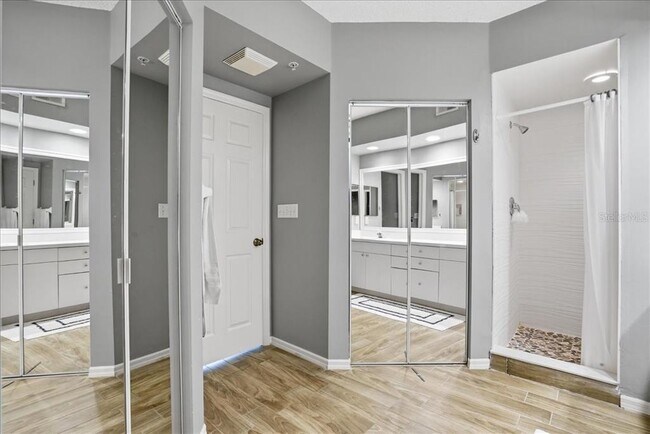 Building Photo - 6425 Shoreline Dr