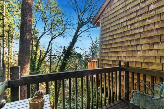 Building Photo - 2Bd/1.75Ba Mercer Island House