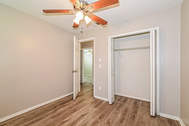 Building Photo - 218 Woodmere Blvd