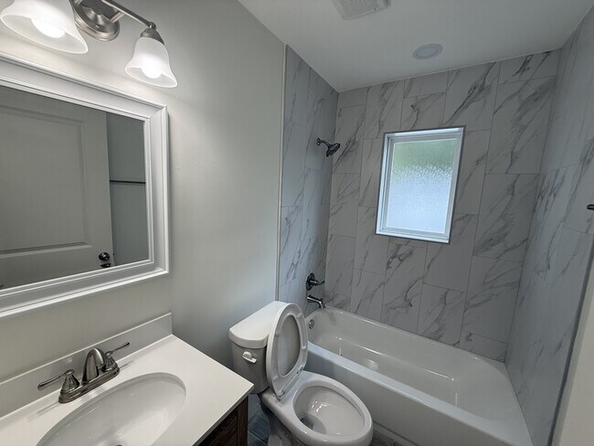 Building Photo - 940 N Hollywood St