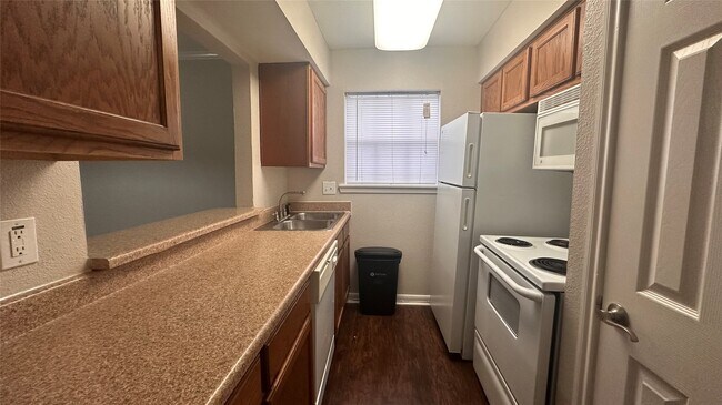 Building Photo - 2825 Bellefontaine