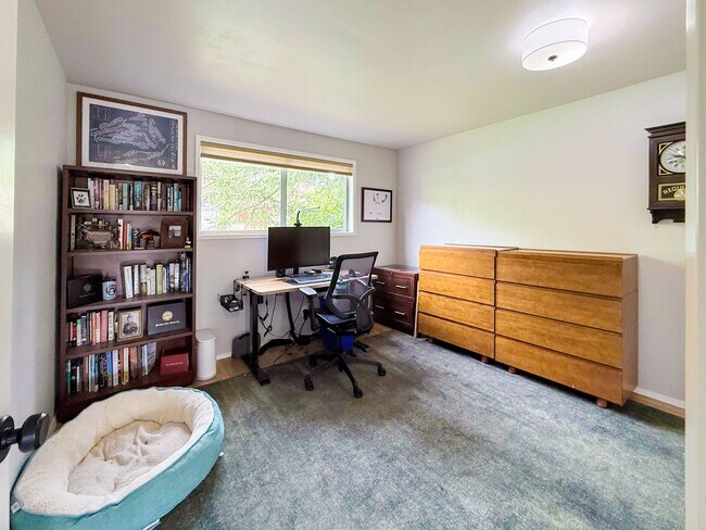 Building Photo - Gorgeous Campus Close Home