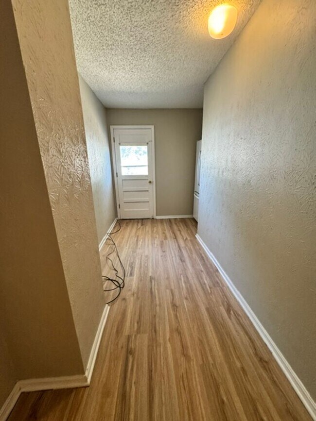 Building Photo - 2204 Edgewood Dr