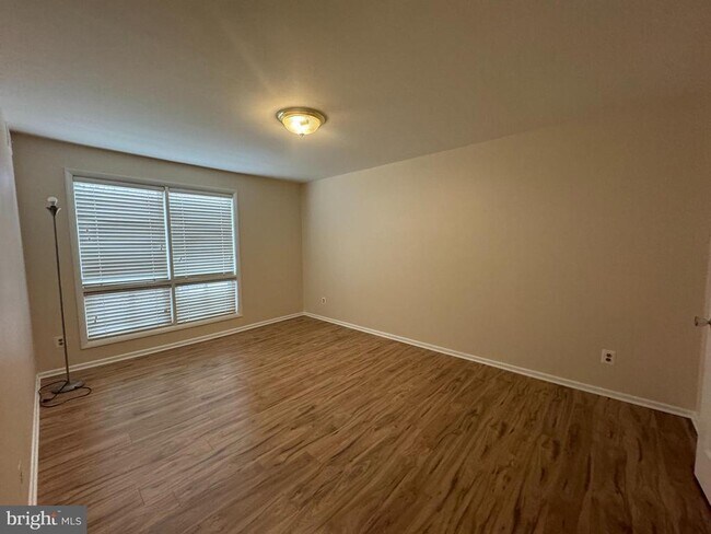 Building Photo - 214 Locust St SE