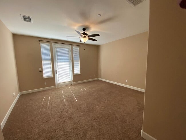 Building Photo - Beautiful Condominum Across From Great Pub...