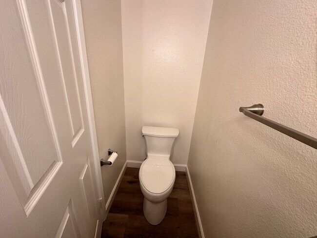 Building Photo - A stunning 4-bedroom haven, fully renovate...