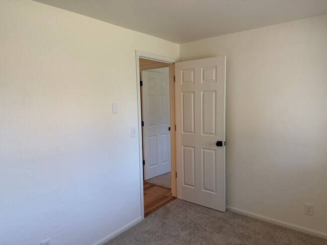 Building Photo - Updated 3 bedroom 2 bath home in a great neighborhood!
