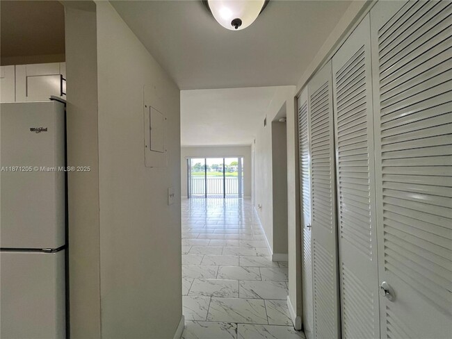 Building Photo - 480 W Park Dr