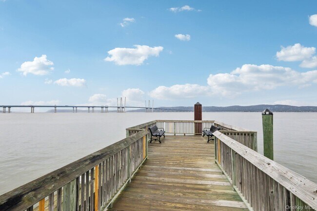 Building Photo - 11 River St