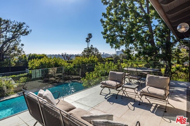 Building Photo - 400 Toyopa Dr