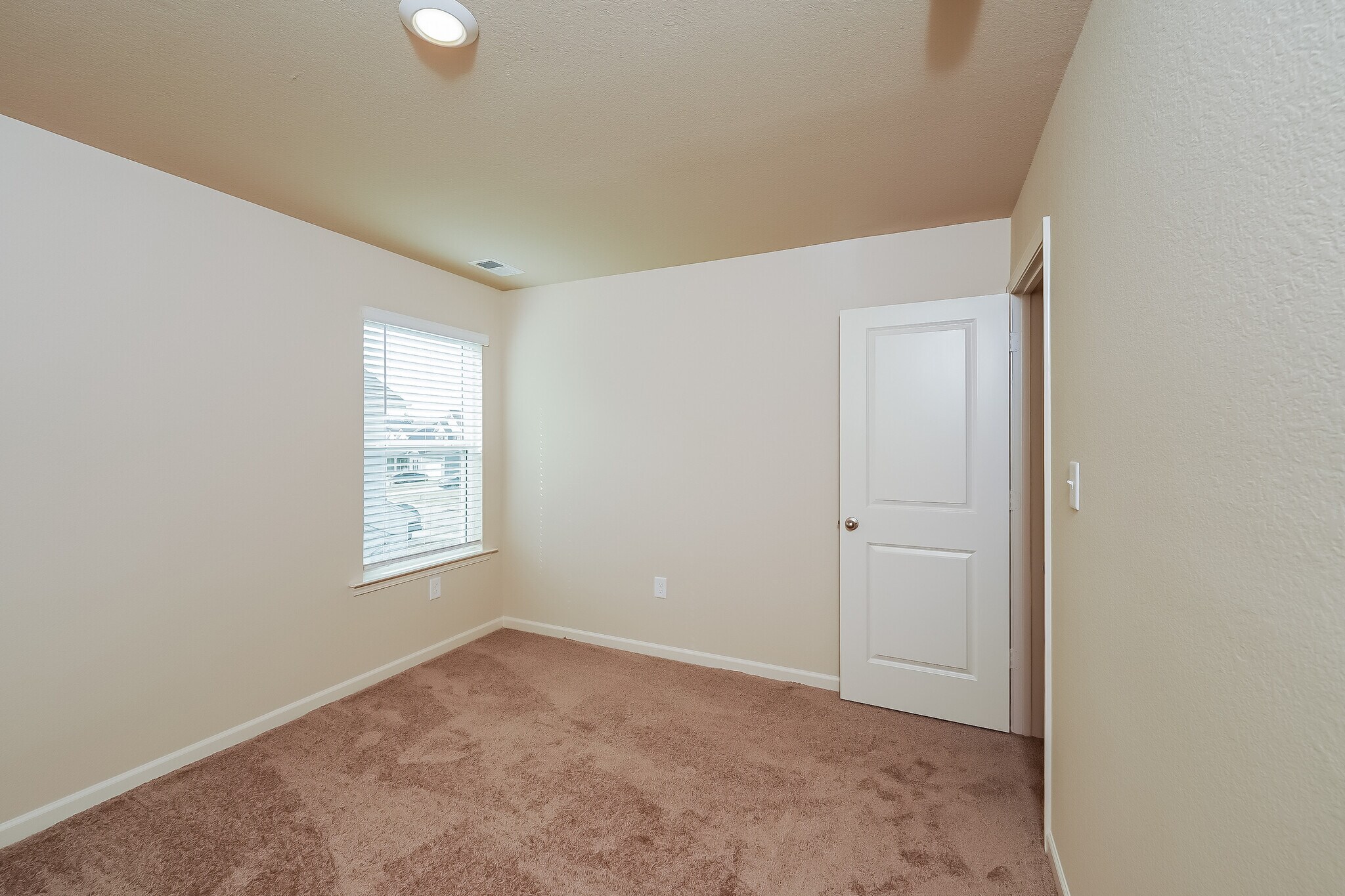 Building Photo - 580 Clover Cir