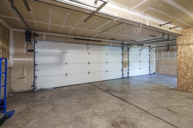 Building Photo - 3 Bedroom 2.5 Bath with workshop and fence...