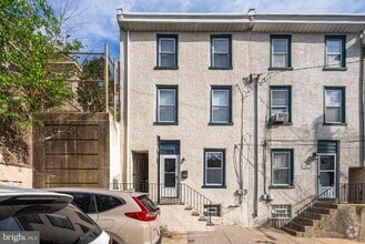 Building Photo - 243 Gates St