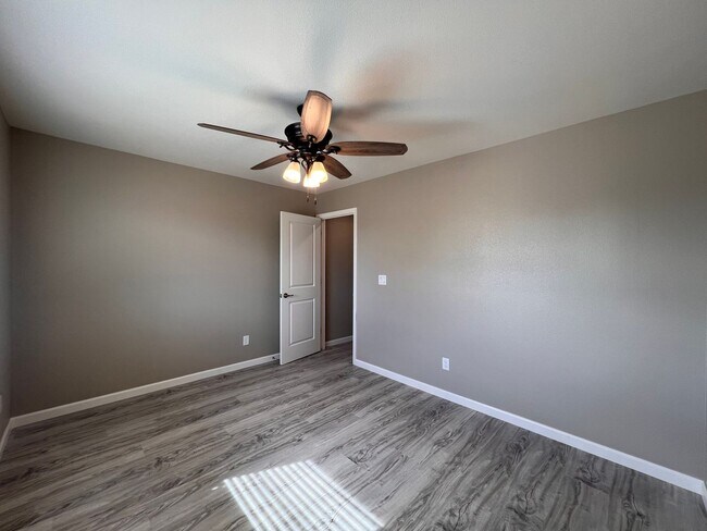 Building Photo - 815 Starlite Dr