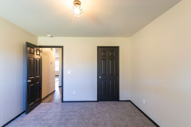 Building Photo - Beautiful 4 Bed 2 Bath in the Heart of Noble!