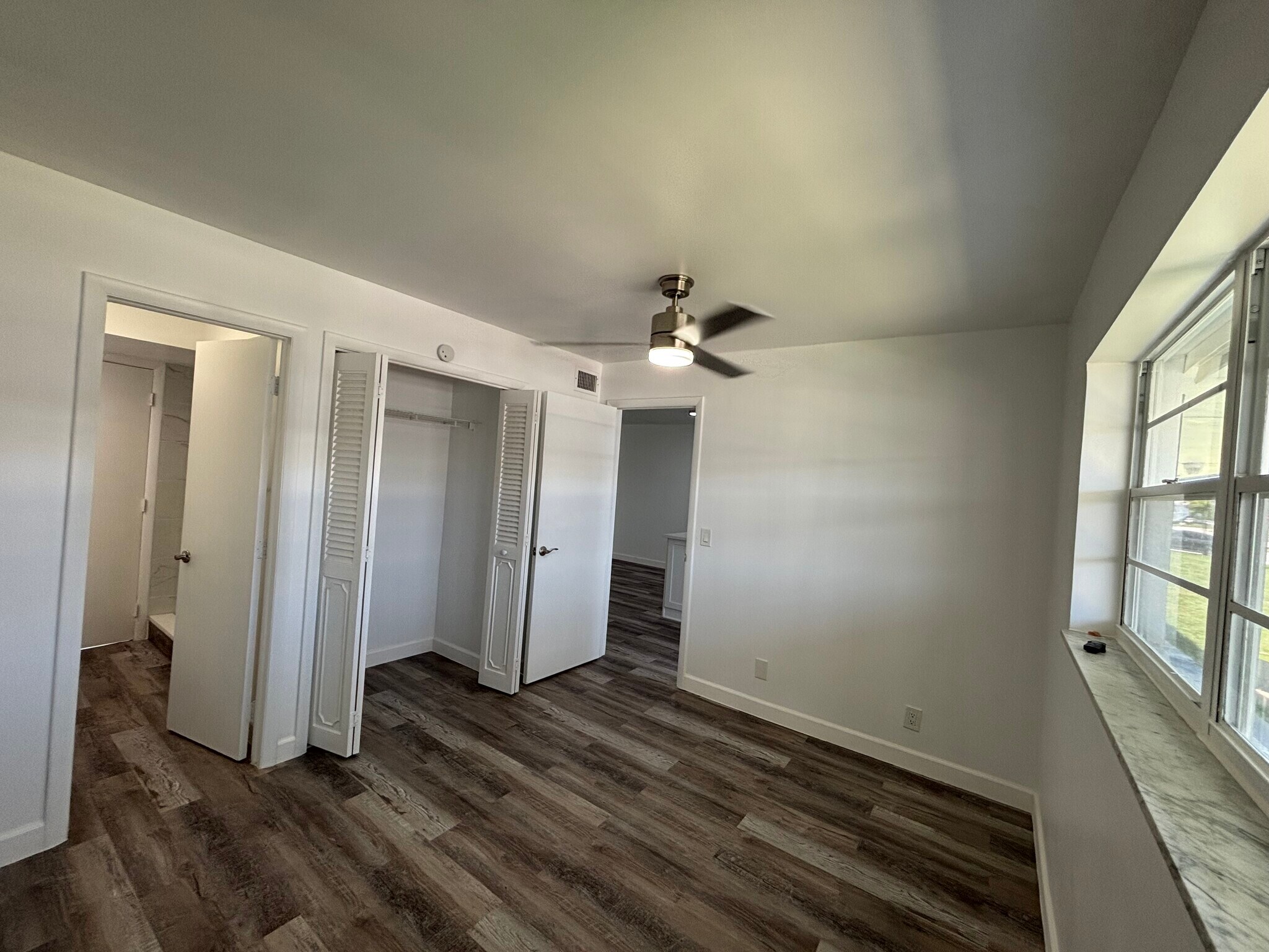 Building Photo - 1119 Lake Ter