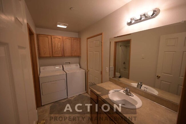 Building Photo - 2 bed 1 bath, top floor apartment in Port Angeles, close to Peninsula College and the Olympic Nat...