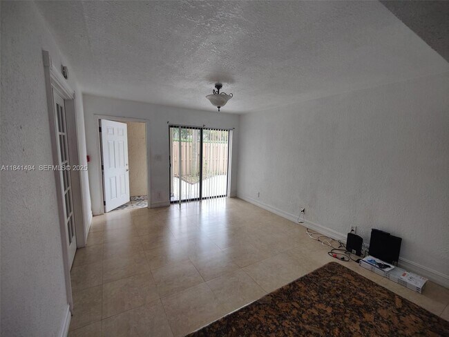 Building Photo - 616 Executive Center Dr