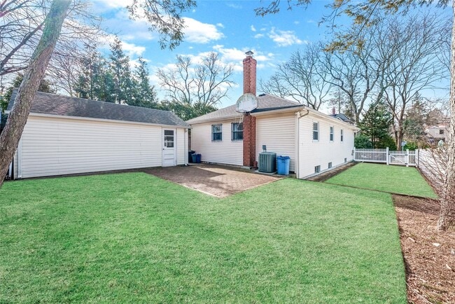 Building Photo - 45 21 Iris Ln