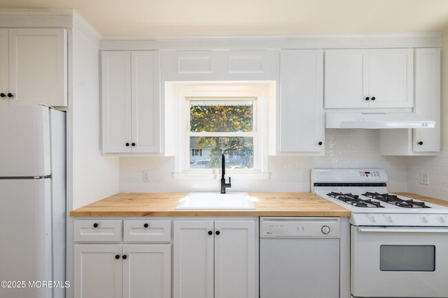 Building Photo - 361 Meadowbrook Ave