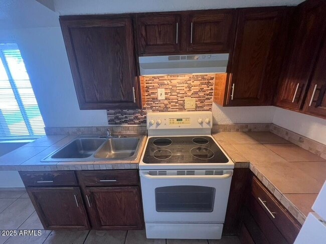Building Photo - 526 S Mesa Dr