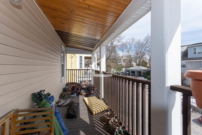 Building Photo - Brighton 3 Bedroom Available 9/1