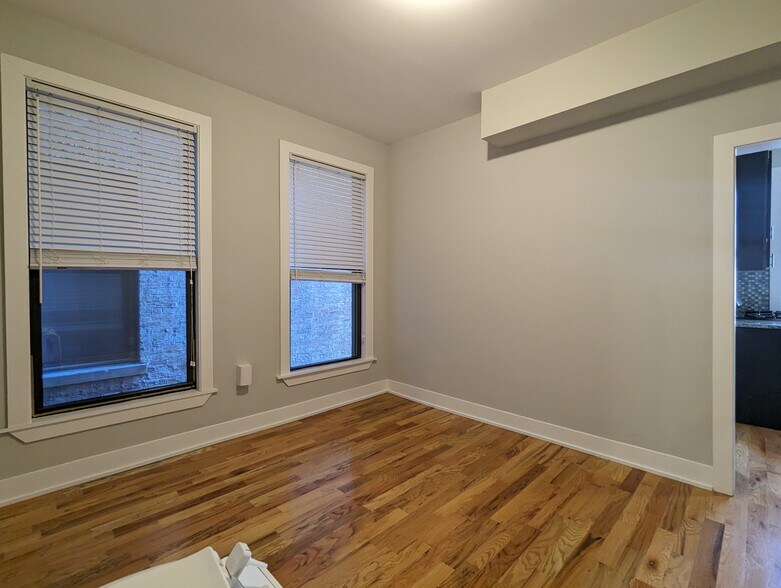 Building Photo - 625 W Oakdale Ave