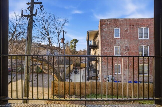 Building Photo - 1015 Colonial Ave