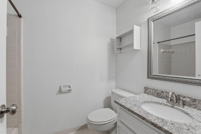 Building Photo - Charming Townhouse in Green Hills