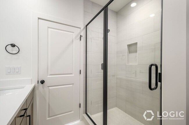 Building Photo - 1452 W Cook Ln