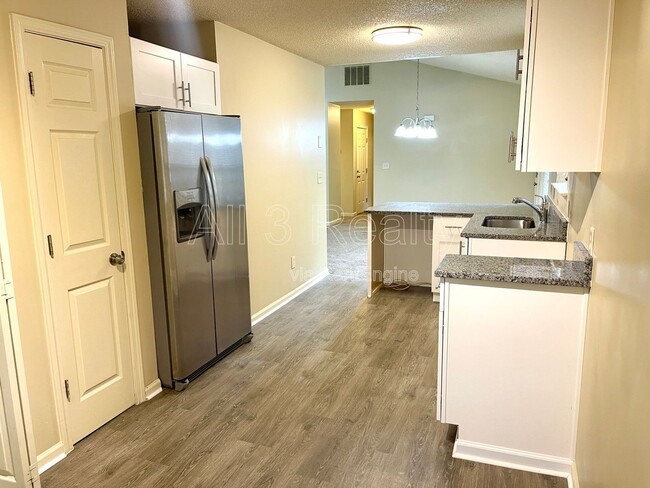 Building Photo - 132 Samanthas Way