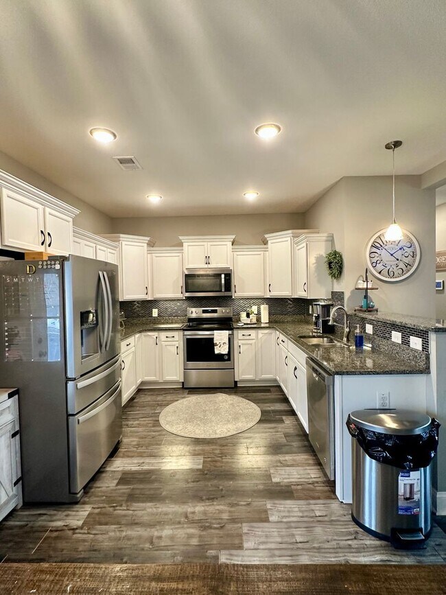 Building Photo - Pet Friendly Three Bedroom with Bonus!