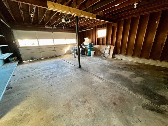Building Photo - Massive Space! 4 Bedrooms 2 Bathrooms - Cr...