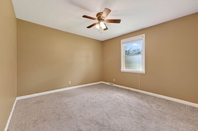Building Photo - 3 Bedroom Pet Friendly Home For Rent Near Heritage Park!