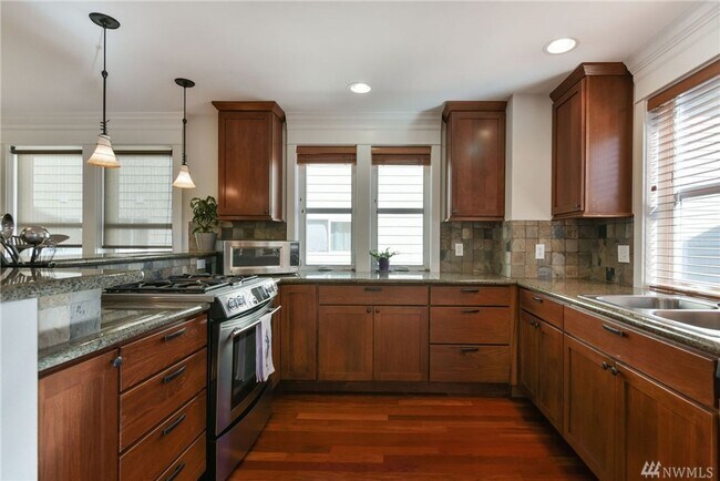 Building Photo - Stunning 3 Bed 2.5 Bath Home in Fremont