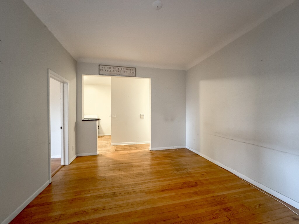 Building Photo - 917 W Waveland Ave