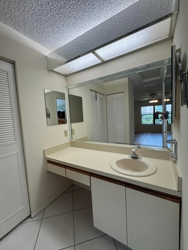Building Photo - 446 Knollwood Ct