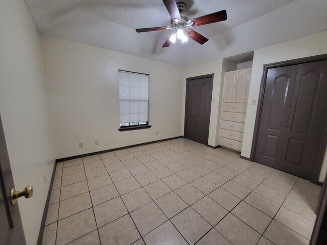Building Photo - 1530 Serene Dr