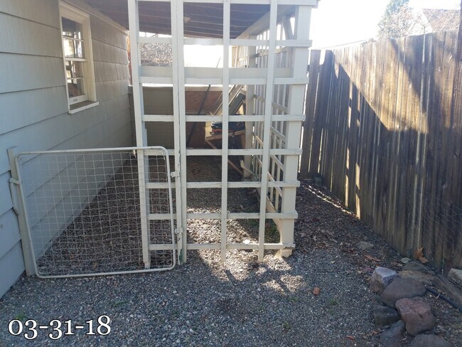 Building Photo - 1429 E Main St