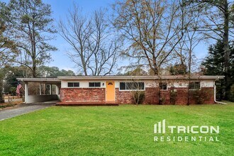Building Photo - 5102 Lakewood Dr