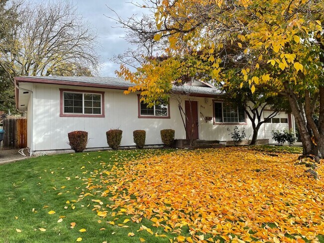 Primary Photo - Nice 3 Bedroom 2 Bath Home-Office Space-Lo...