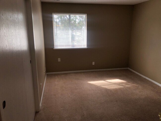 Building Photo - 2 bedroom, 1 bathroom Condominium in Auror...