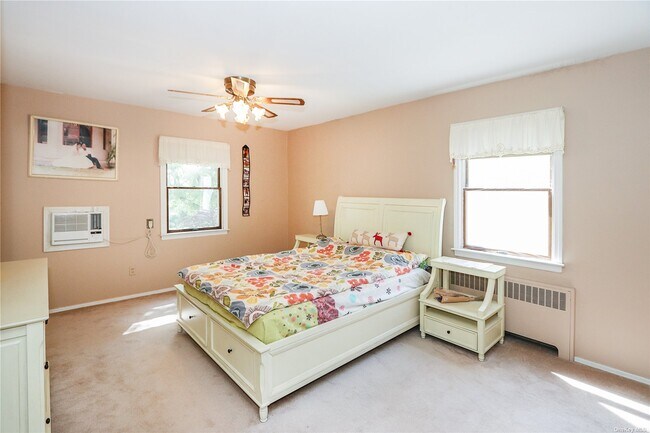 Building Photo - 98 Bayberry Ave