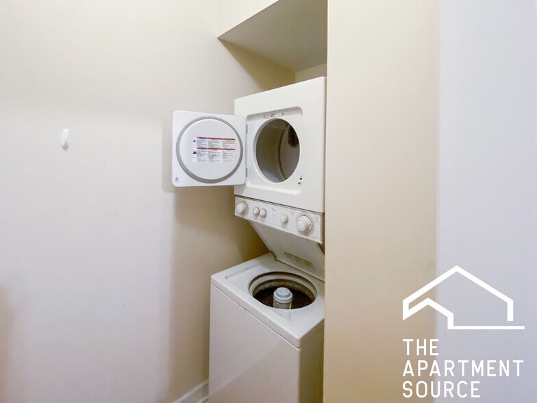 Building Photo - 849 W Cornelia Ave