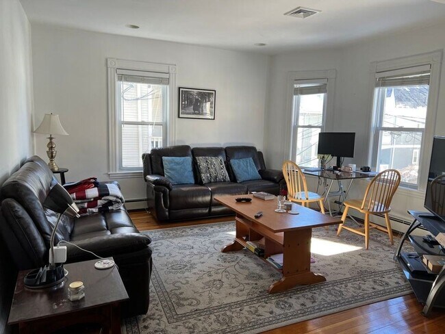 Building Photo - Oak Square Huge 2nd & 3rd floor SIX bed 3 1/2 bath Brighton